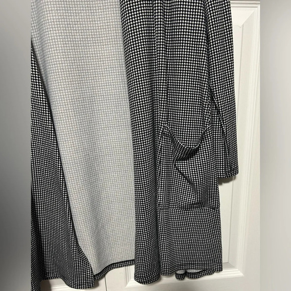 LuLaRoe Caroline Cardigan Women’s Size Large Black & White pattern with pockets - Picture 3 of 5